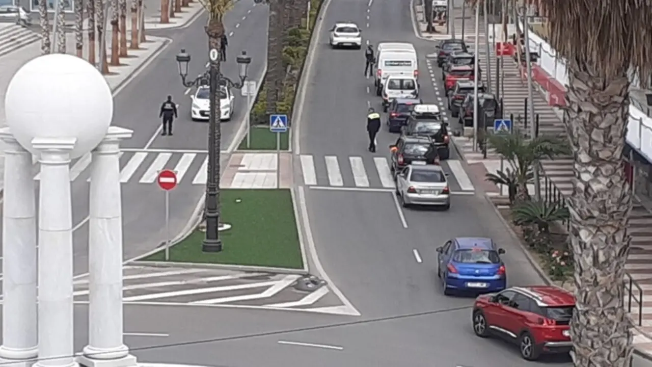 Archivo - Polic&iacute;a Local de Roquetas de Mar (Almer&iacute;a) realiza controles en el municipio