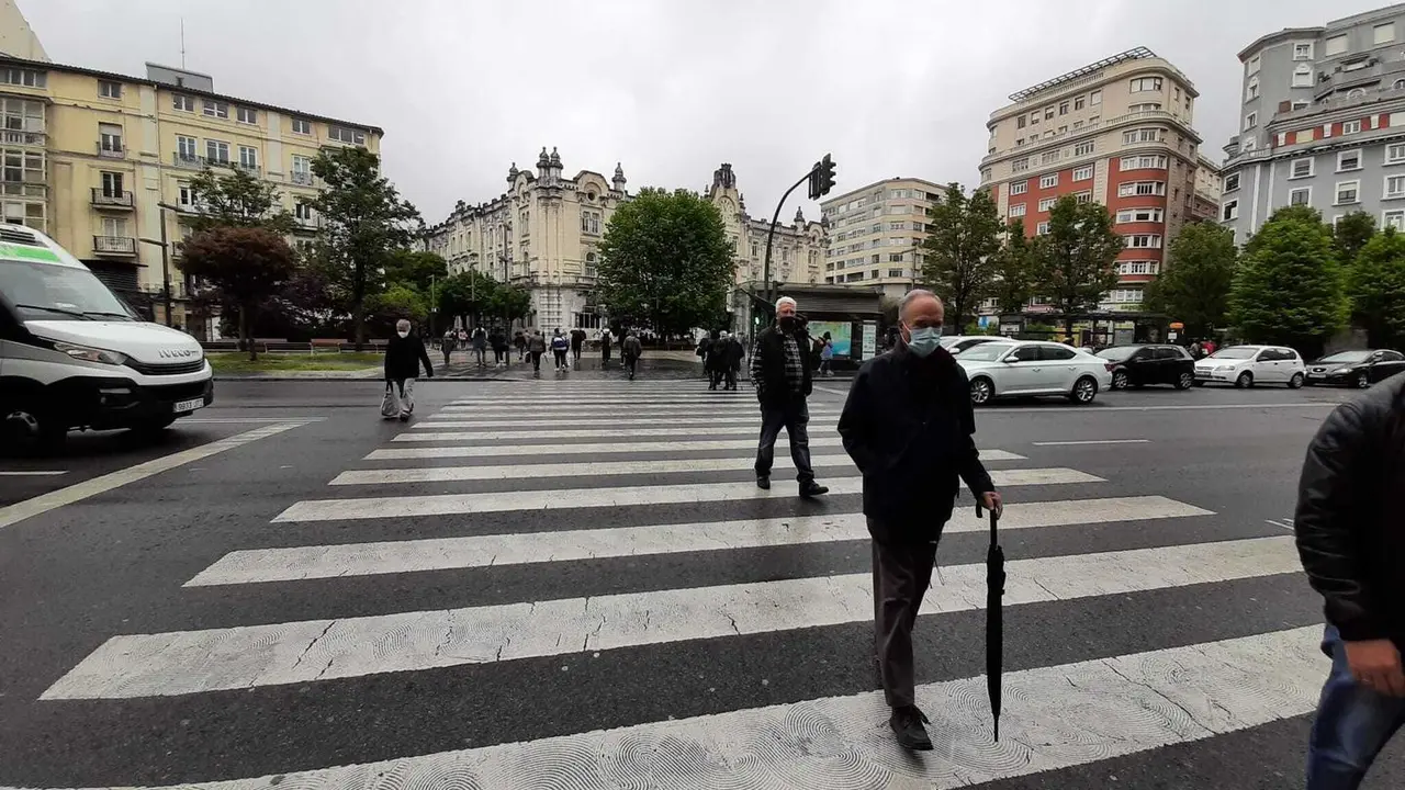 Varias personas con mascarilla cruzan una calle en Santander. / Hardy