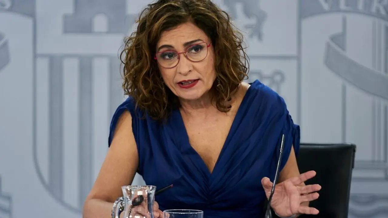 La ministra de Hacienda y portavoz del Gobierno, Mar&iacute;a Jes&uacute;s Montero, interviene en una rueda de prensa posterior al Consejo de Ministros, a 6 de julio de 2021, en la Moncloa, Madrid, (Espa&ntilde;a). 