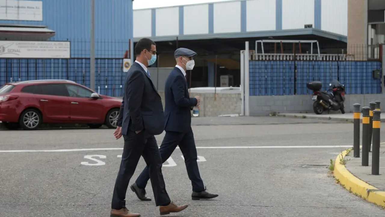 Los mossos Carlos de Pedro (i) y Xavier Goicoechea (d) a su llegada a la Audiencia Nacional para declarar en el juicio por ir con el expresidente de la Generalitat Carles Puigdemont en el momento de su detenci&oacute;n en Alemania, a 6 de julio de 2021, en San F