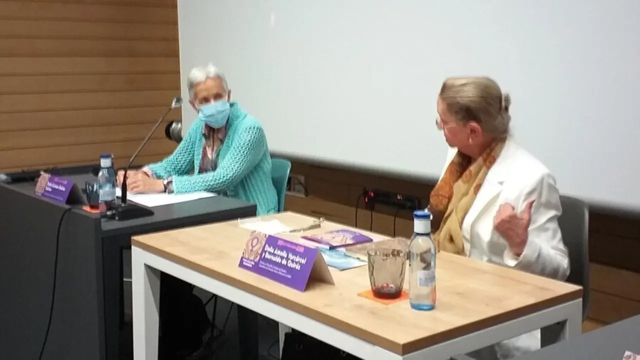 La consejera de Educaci&oacute;n del Principado de Asturias, Carmen Su&aacute;rez, y la catedr&aacute;tica de Filosof&iacute;a Amelia Valc&aacute;rcel, momentos antes de la inauguraci&oacute;n de la XVIII Escuela Feminista Rosario Acu&ntilde;a, en la antigua Escuela de Comercio de Gij&oacute;n