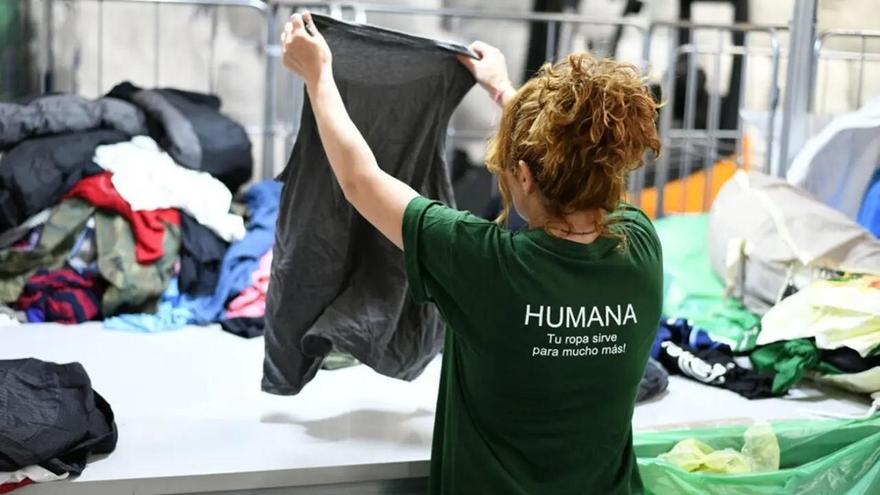 Empleada de Humana trabaja en la selecci&oacute;n de ropa.