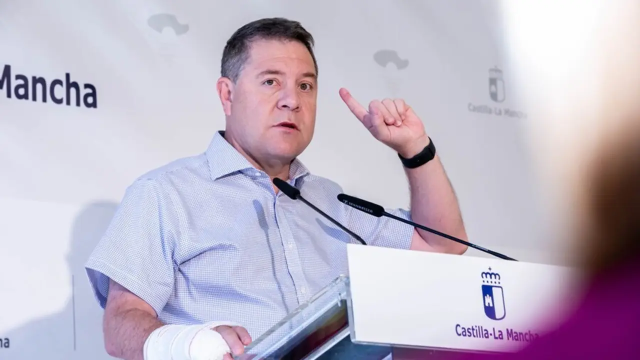El presidente de Castilla-La Mancha, Emiliano Garc&iacute;a-Page, inaugura en Osa de la Vega (Cuenca), el gimnasio del Colegio Rural Agrupado Air&eacute;n.