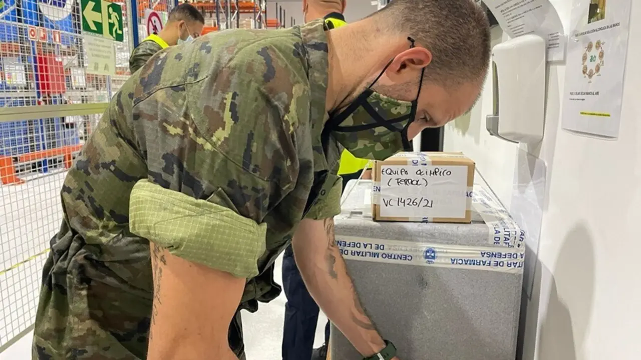 Un militar que participa en la Misi&oacute;n Baluarte de traslado de vacunas para el personal del equipo paral&iacute;mpico espa&ntilde;ol.