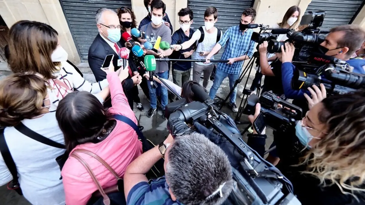 Enrique Maya, alcalde de Pamplona, atiende a los medios antes de asistir a la misa en honor a San Ferm&iacute;n