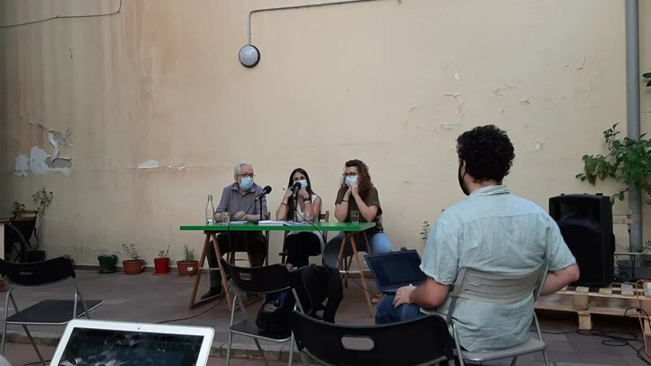 Jorge del Cura, miembro del Centro de Documentaci&oacute;n contra la Tortura; Mar&iacute;a Param&eacute;s portavoz de CIEs No Madrid y coordinadora del equipo de visitas del CIE de Aluche de Mundo en  Movimiento; Ana Bosch, coordinadora del equipo de visitas de Pueblos Unidos