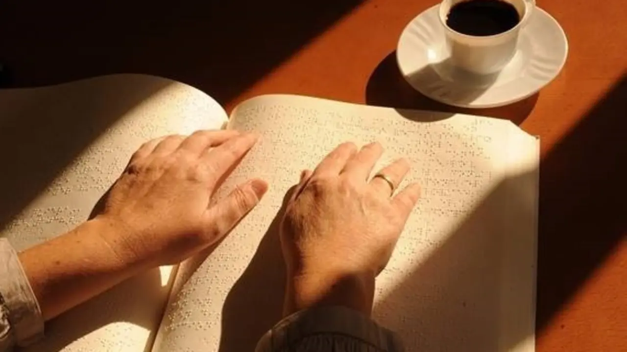 Archivo - Persona ciega, ciego, braille