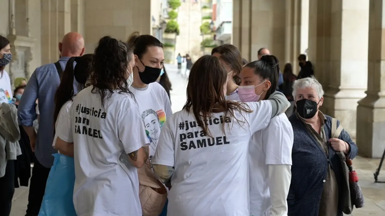 Los amigos de Samuel durante una manifestaci&oacute;n para condenar el asesinato del joven de 24 a&ntilde;os el pasado s&aacute;bado en A Coru&ntilde;a debido a una paliza, a 5 de julio de 2021, en A Coru&ntilde;a, Galicia, (Espa&ntilde;a). Bajo el lema, #JusticiaParaSamuel, los asistentes quiere