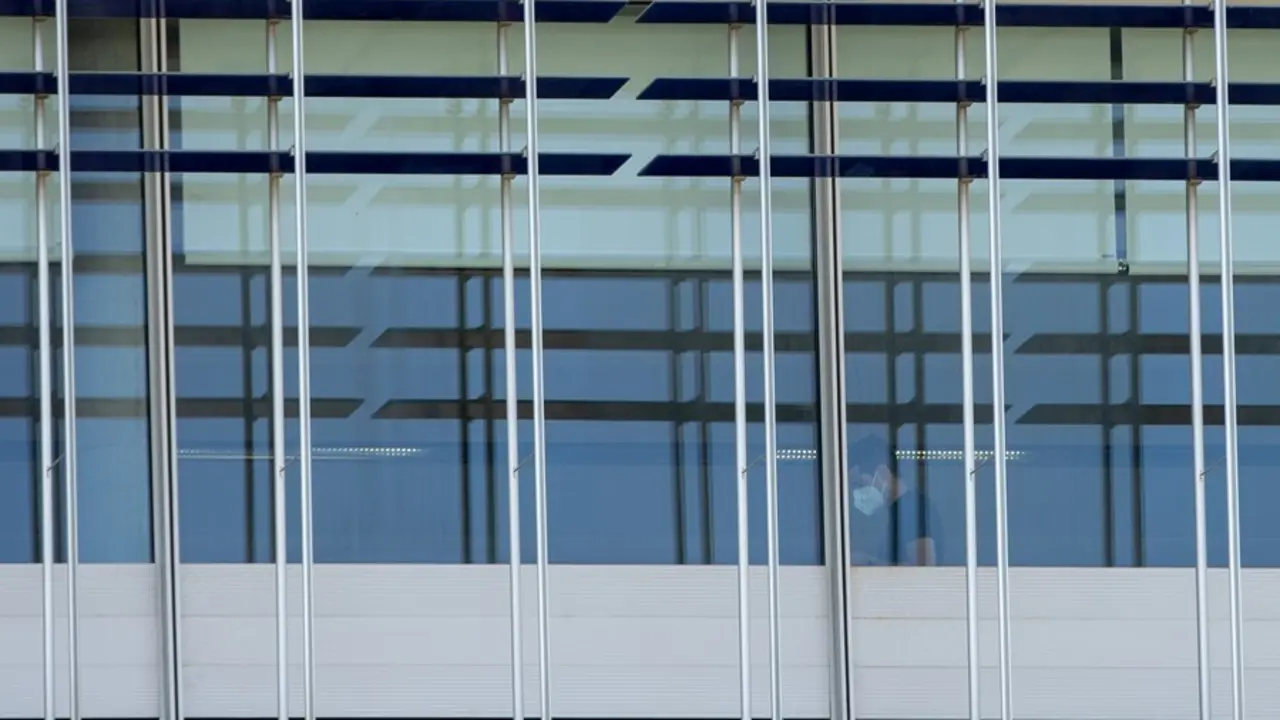 Archivo - Trabajador en la sede de Abegoa de Sevilla, donde agentes de la Guardia Civil han realizado un registro  por delitos societarios y contra el mercado y consumidores. En Sevilla (Andaluc&iacute;a, Espa&ntilde;a), a 13 de abril de 2021.