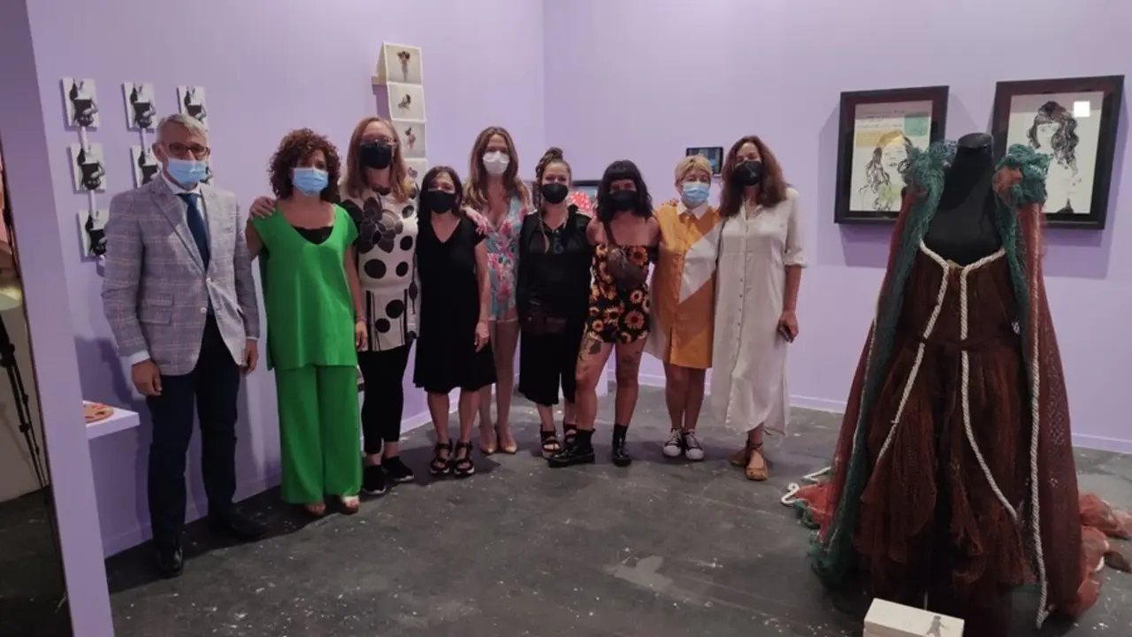La presidenta de la Diputaci&oacute;n de Huelva, Mar&iacute;a Eugenia Lim&oacute;n, junto a miembros del proyecto 'Feminario', en ARCOMadrid.