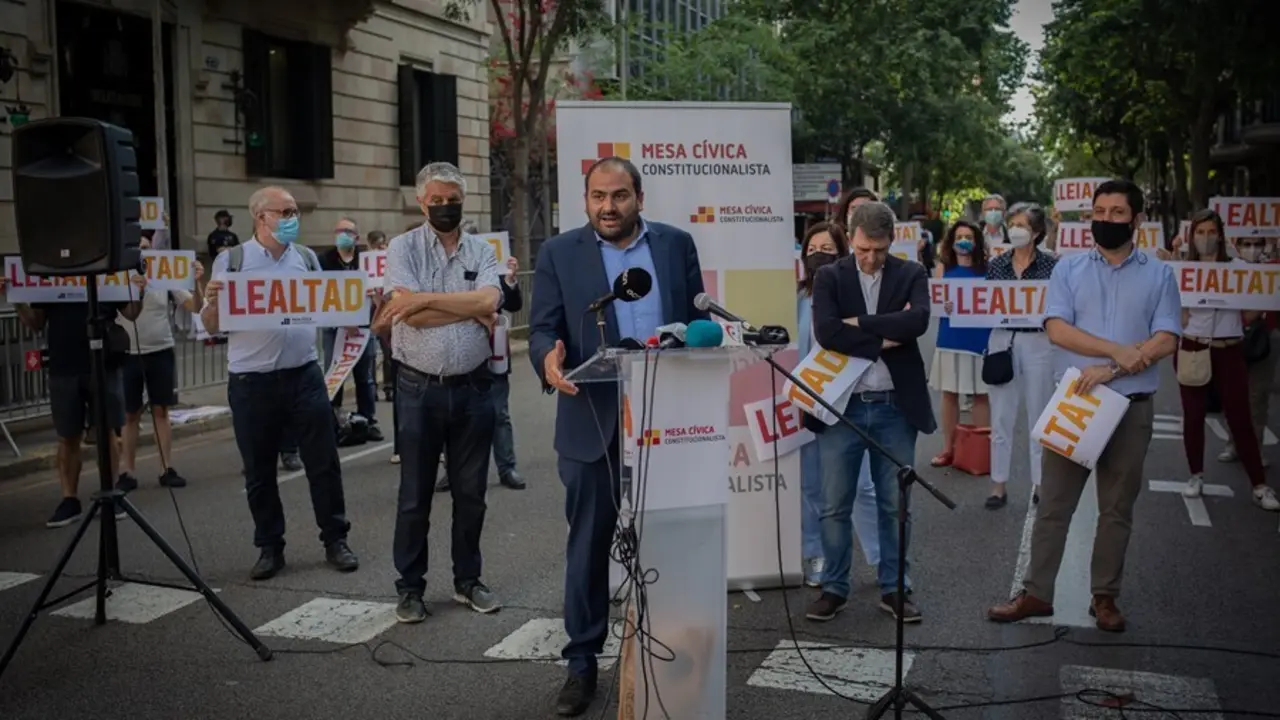 El presidente de la Sociedad Civil Catalana, Fernando S&aacute;nchez Costa, interviene durante una concentraci&oacute;n convocada contra los indultos a los independentistas encarcelados por el proc&eacute;s, a 8 de junio de 2021, ante la Delegaci&oacute;n del Gobierno, en Barcelona,