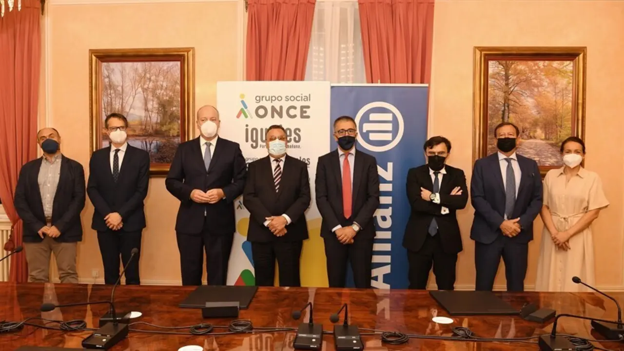 Fundaci&oacute;n ONCE y Allianz Seguros en la firma del acuerdo integral de colaboraci&oacute;n