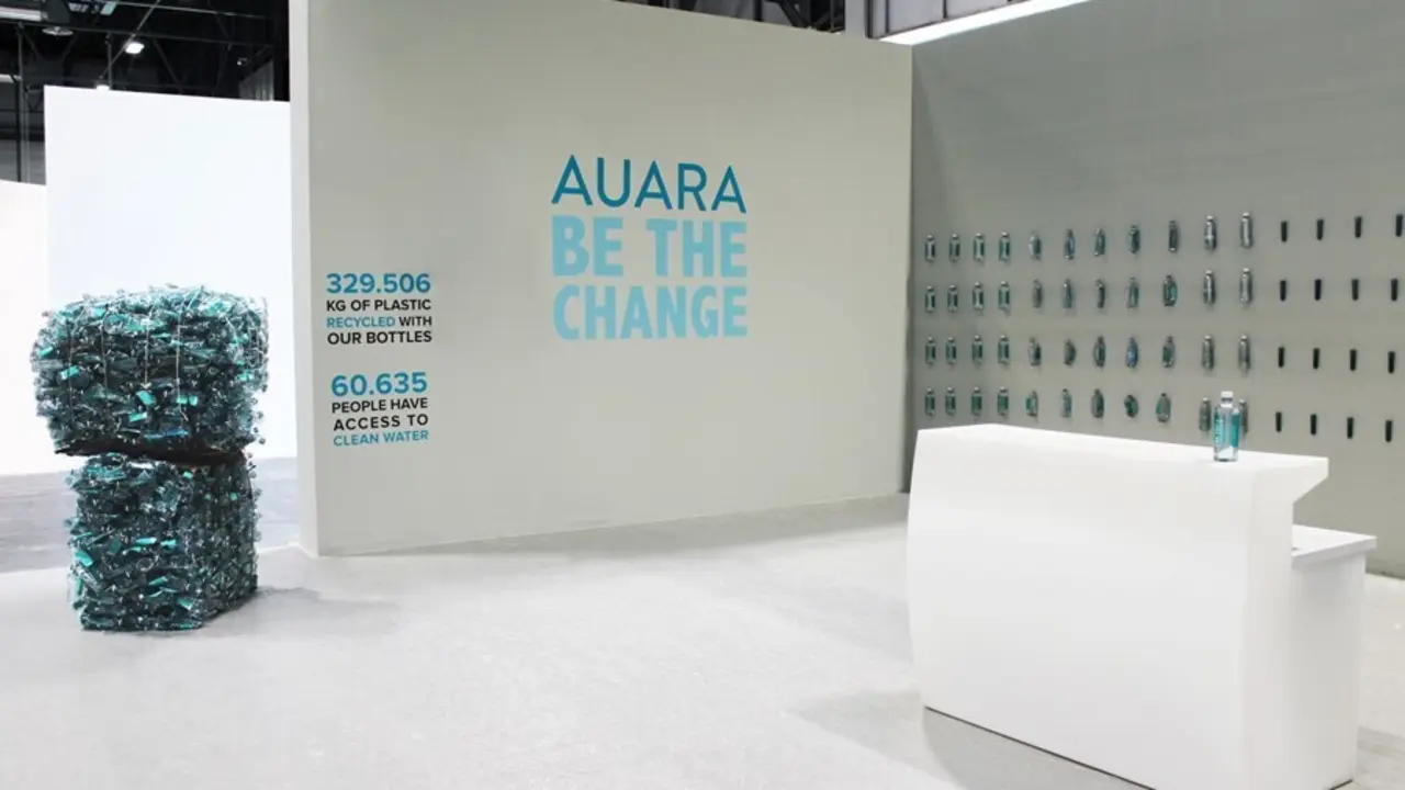 Imagen del stand de AUARA en ARCOmadrid, con el proceso de reciclado de las botellas y las balas de pl&aacute;stico reciclado resultante de las que recogieron en la pasada edici&oacute;n.