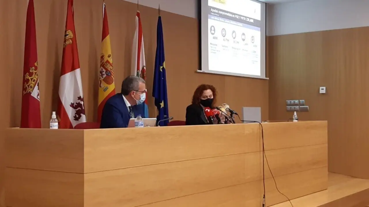 La directora del Instituto para la Transici&oacute;n Justa (ITJ), Laura Mart&iacute;n, junto al secretario general para el Reto Demogr&aacute;fico, Francisco Boya, en su visita este mi&eacute;rcoles a la CIUDEN.