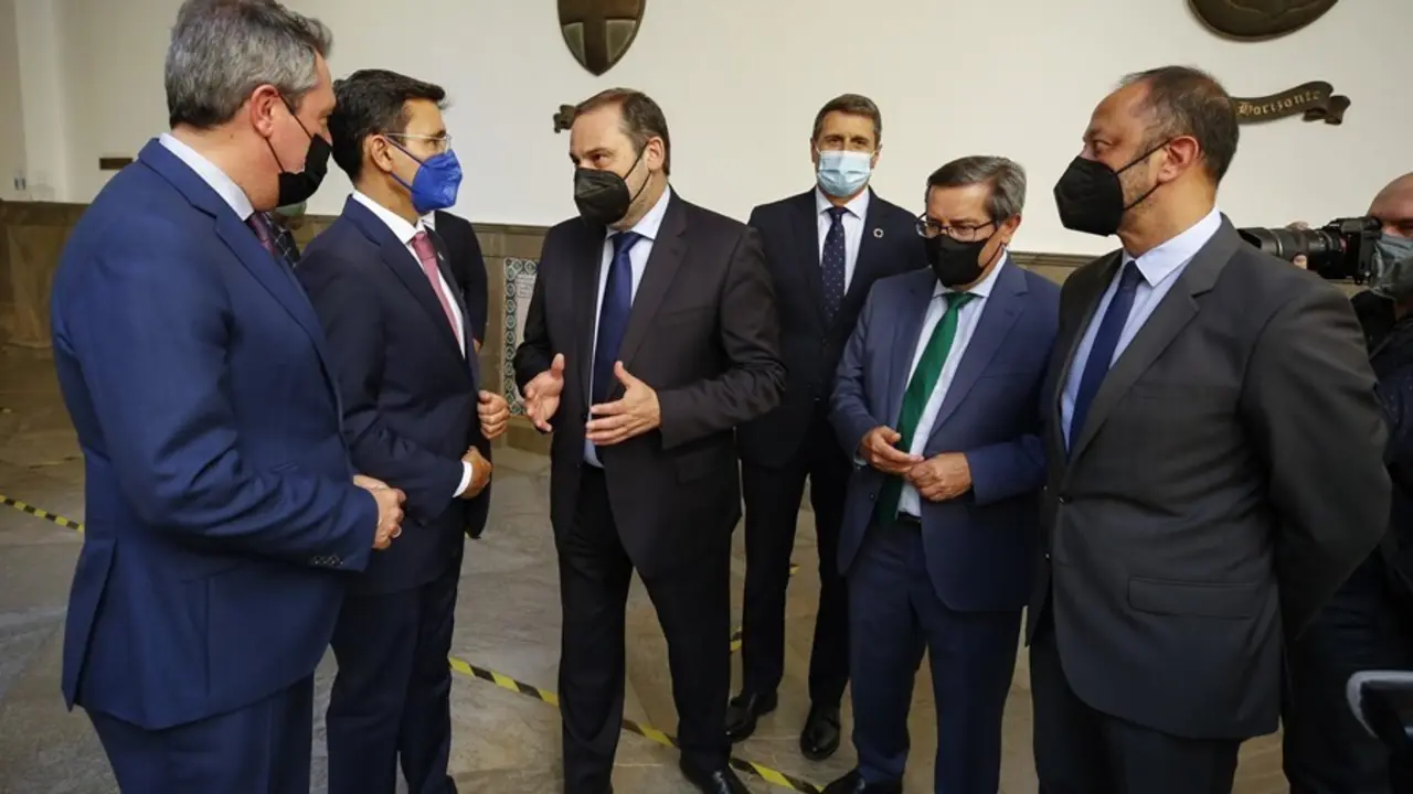 El Ministro Jos&eacute; Luis &Aacute;balos visita a Francisco Cuenca tras ser elegido nuevo alcalde de la ciudad.