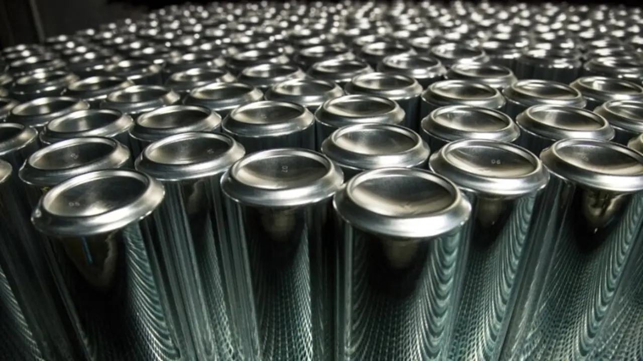 Archivo - Fabrica de latas de aluminio para bebidas 