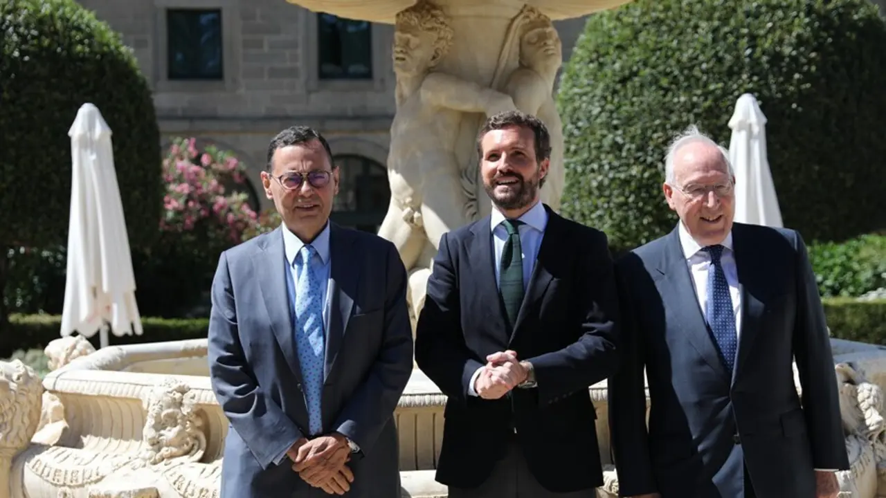 El exgobernador del Banco de Espa&ntilde;a  Jaime Caruana; el l&iacute;der del PP, Pablo Casado, y el presidente de la Real Academia de Jurisprudencia y Legislaci&oacute;n, Manuel Pizarro, en la segunda jornada de los cursos de verano del PPE. En Madrid, a 7 de julio de 2021.
