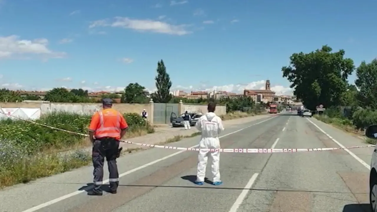 Agentes de la Polic&iacute;a Foral, en el lugar donde ha aparecido la mujer apu&ntilde;ala en el interior de su veh&iacute;culo en Murchante (Navarra).
