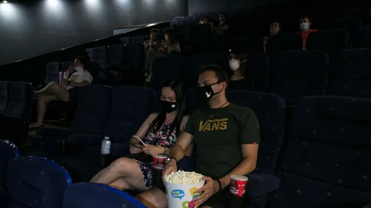 Archivo - Una pareja en una sala de cine 