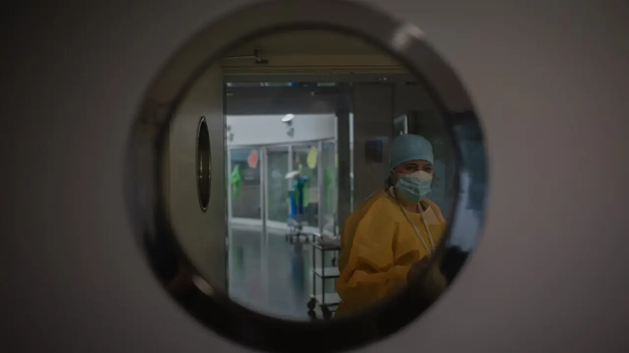 Archivo - Un trabajador sanitario protegido en la Unidad de Cuidados Intensivos en una imagen de archivo.