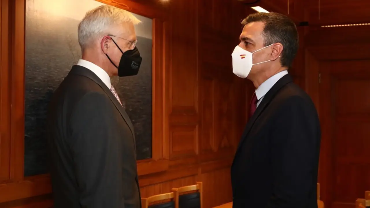 El presidente del Gobierno, Pedro S&aacute;nchez, y el primer ministro de Letonia, Arturs Krisjanis Karins