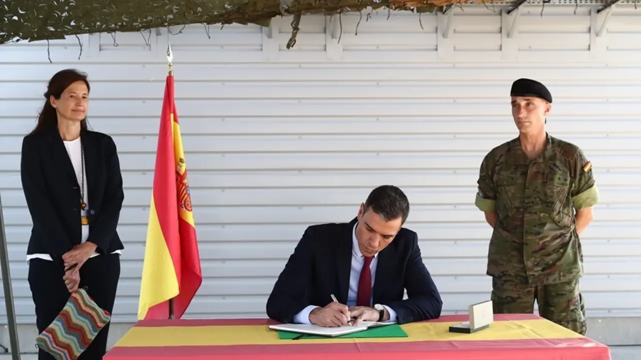 El presidente del Gobierno, Pedro S&aacute;nchez, ha visitado este mi&eacute;rcoles en Letonia la base militar de Adazi.