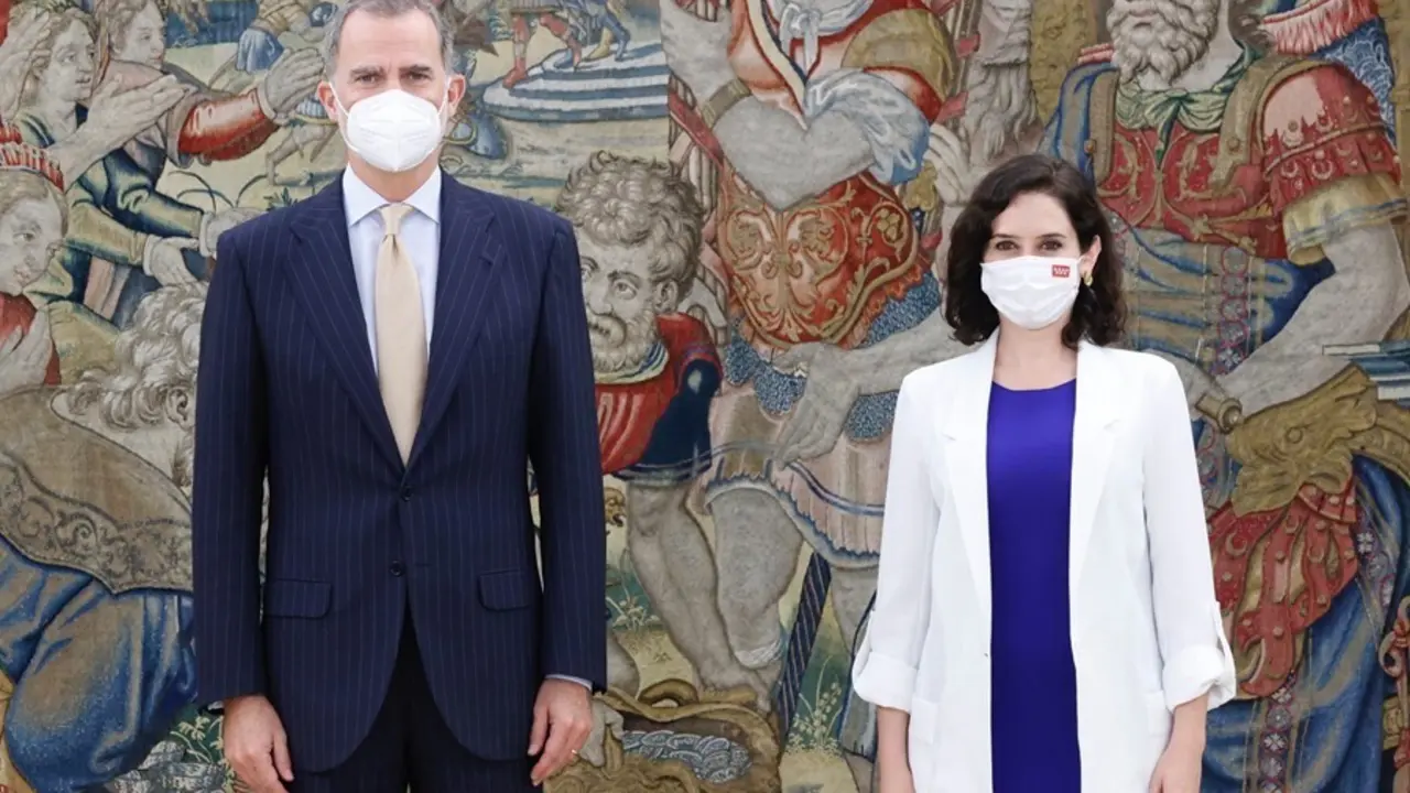 El Rey Felipe VI recibe a la presidenta de Madrid, Isabel D&iacute;az Ayuso, en el palacio de la Zarzuela