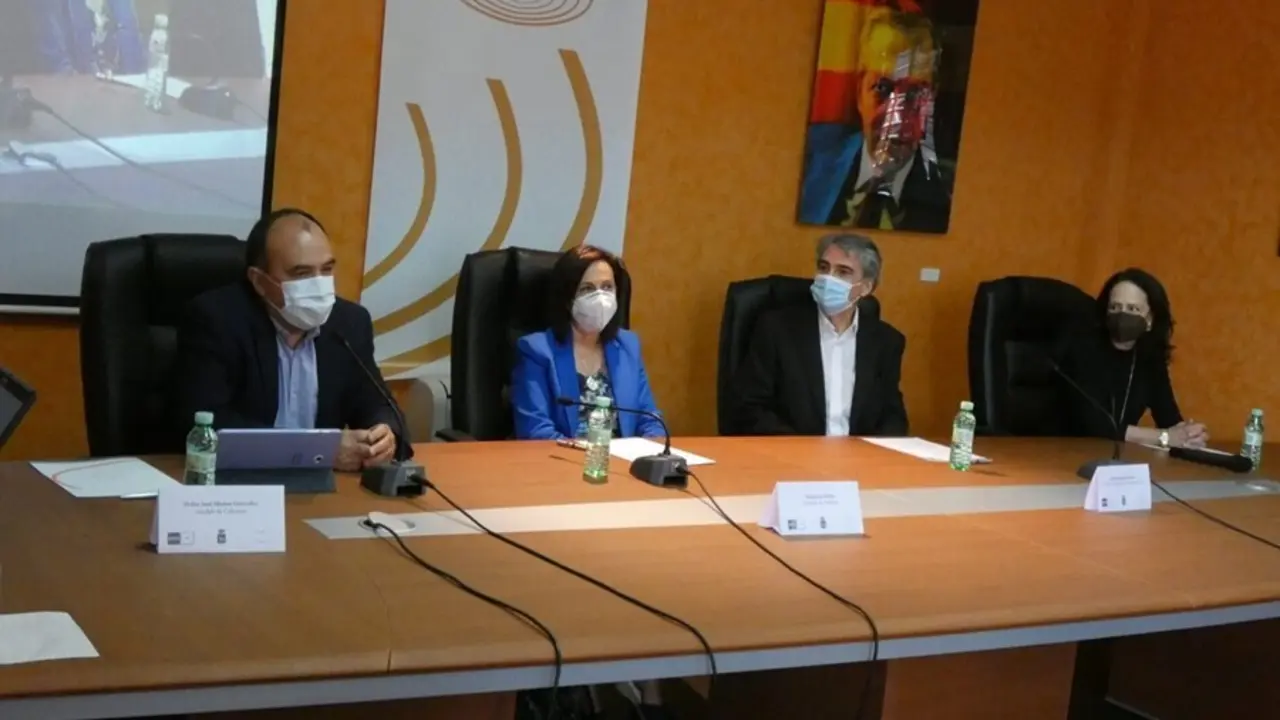 La ministra de Defensa, Margarita Robles, inaugura un curso de verano de la UNED.
