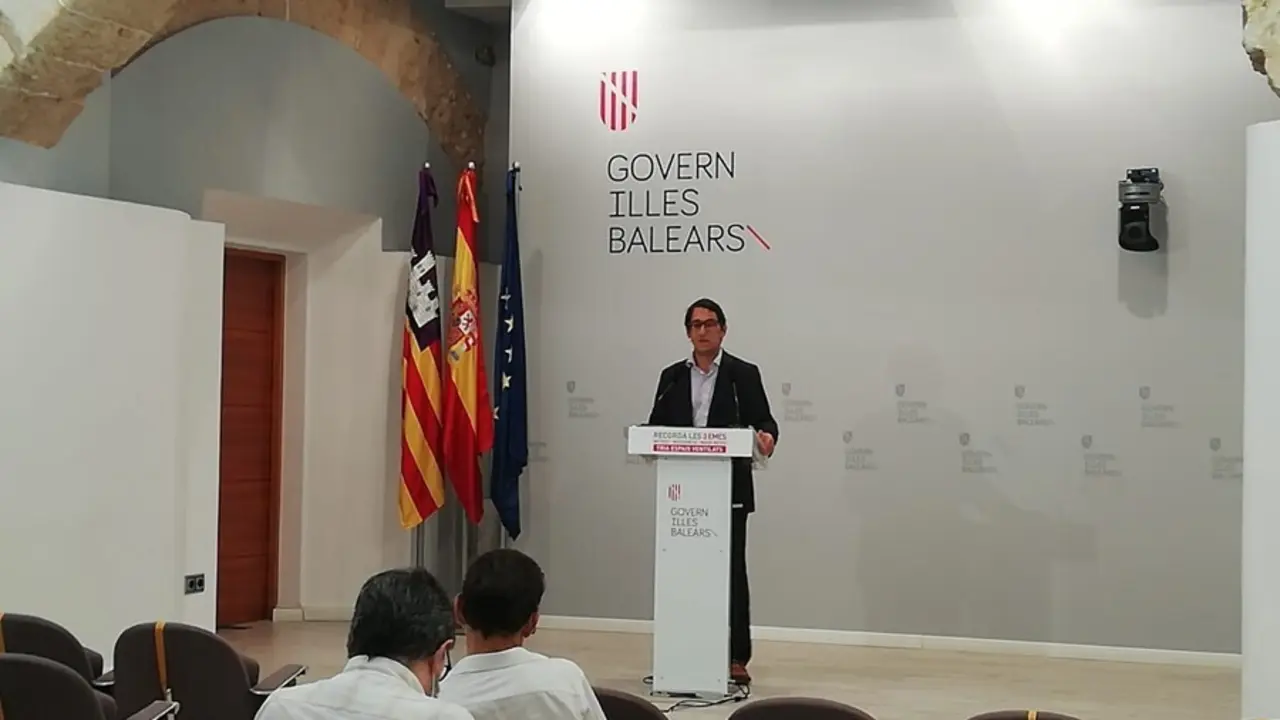 Archivo - El portavoz del Govern, Iago Negueruela, en rueda de prensa.