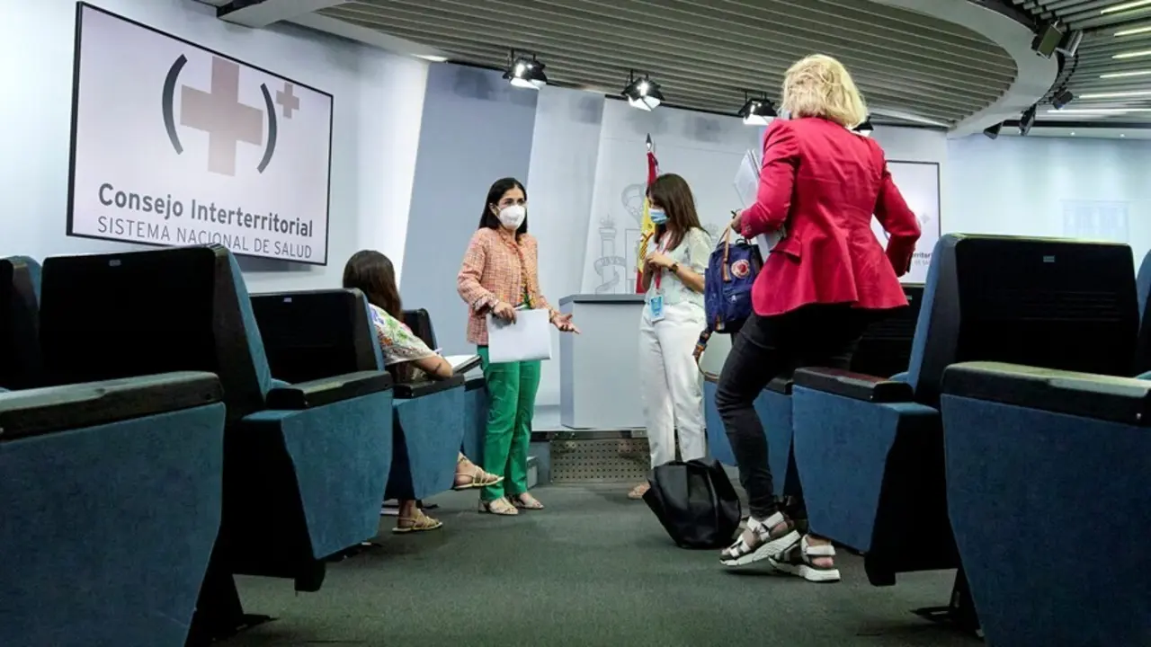 La ministra de Sanidad, Carolina Darias (i), a su salida de la rueda de prensa posterior al Consejo Interterritorial de Salud, a 7 de julio de 2021, en Madrid (Espa&ntilde;a). 