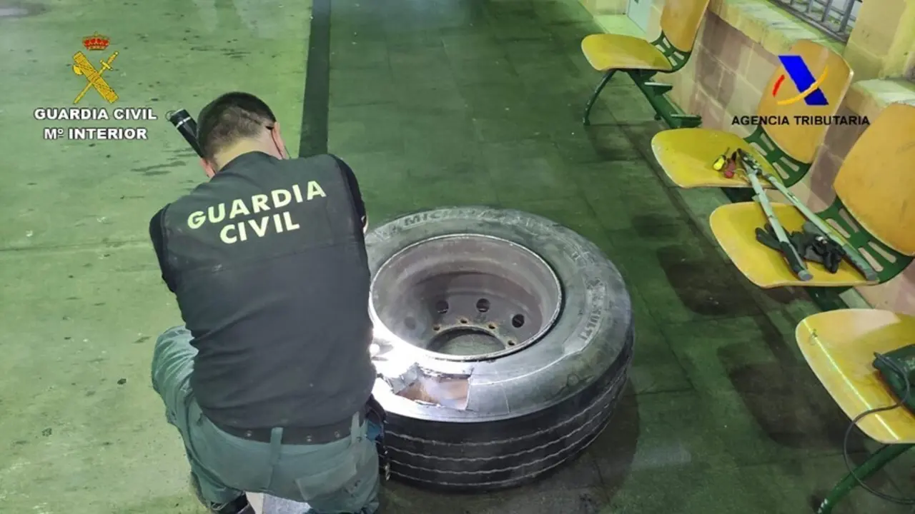 Rueda de repuesto ocultando droga