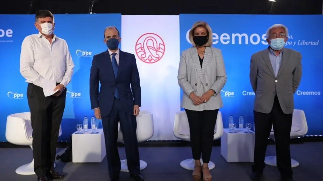La exministra de Empleo, F&aacute;tima B&aacute;&ntilde;ez, y los exministros de Trabajo Manuel Pimentel y Juan Carlos Aparicio, en un curso del Grupo del PPE. En San Lorenzo de El Escorial (Madrid), a 7 de julio de 2021.