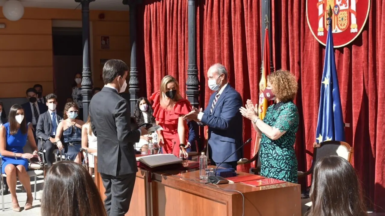 El ministro de Justicia, Juan Carlos Campo, en la entrega de despachos a los registradores de la propiedad y mercantiles y bienes muebles de la promoci&oacute;n 2021.