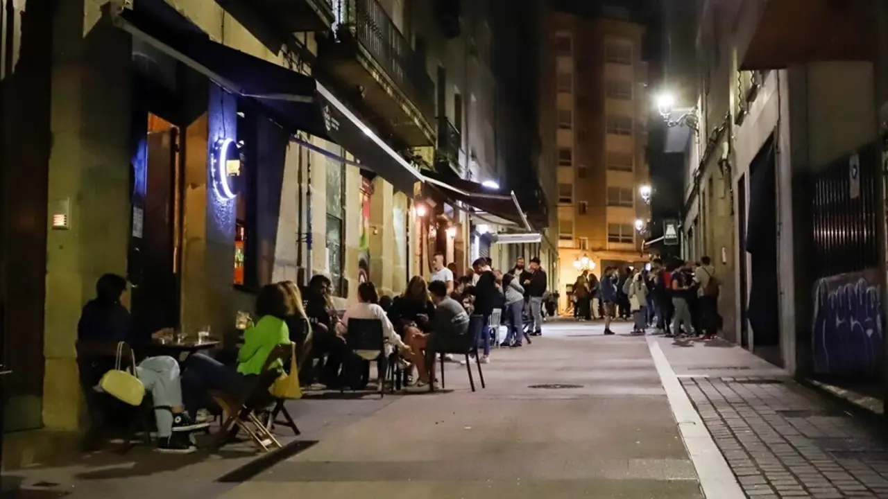 Varias terrazas con clientes durante la primera noche de la reapertura del ocio nocturno con condiciones en Galicia, a 1 de julio de 2021, en Vigo, Pontevedra, Galicia (Espa&ntilde;a). A partir de hoy, la Xunta de Galicia permite la reapertura de los locales de 