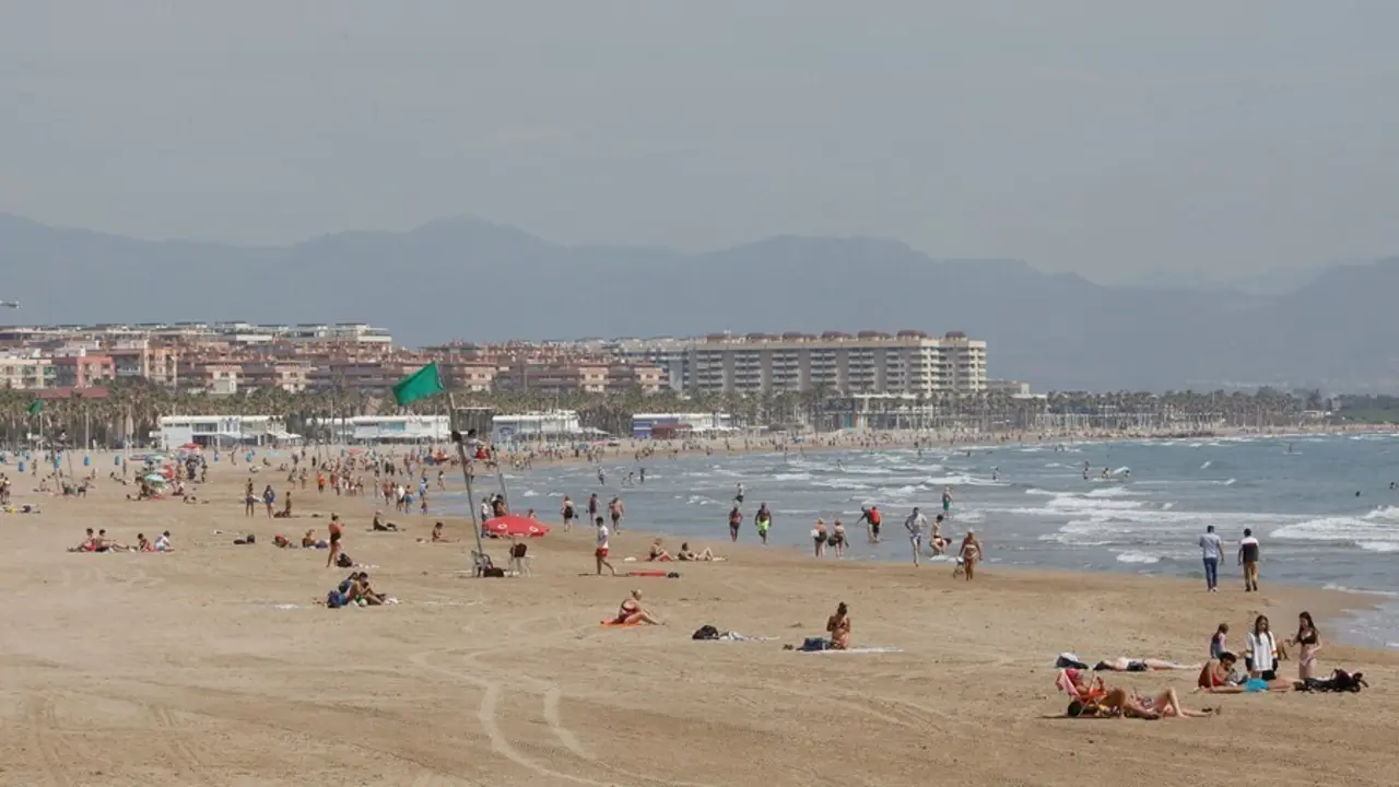Archivo - Ba&ntilde;istas en la Playa de la Malvarrosa, en Valencia, Comunitat Valenciana (Espa&ntilde;a)
