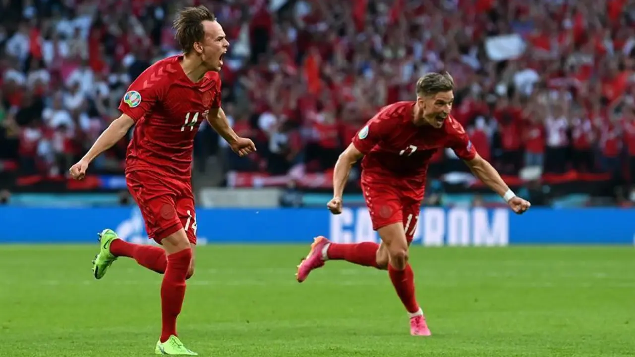 Mikkel Damsgaard of Denmark (L) celebrates scoring the 1-0 during the UEFA EURO 2020 semi final between England and Denmark in London, Britain, 07 July 2021. (Dinamarca, Reino Unido, Londres) EFE