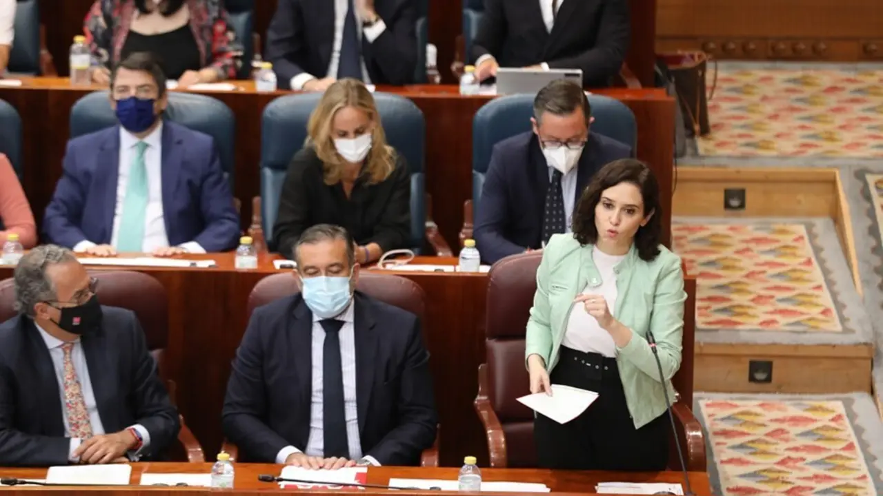 La presidenta de la Comunidad de Madrid, Isabel D&iacute;az Ayuso, interviene en una sesi&oacute;n de control al Gobierno de la Comunidad de Madrid