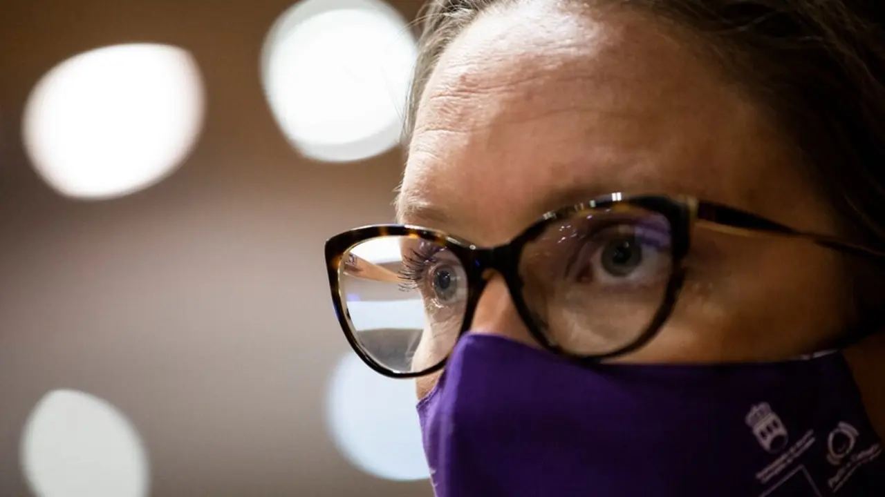 La portavoz de Unidas Podemos en la Asamblea de Madrid, Carolina Alonso, durante la presentaci&oacute;n del manifiesto.