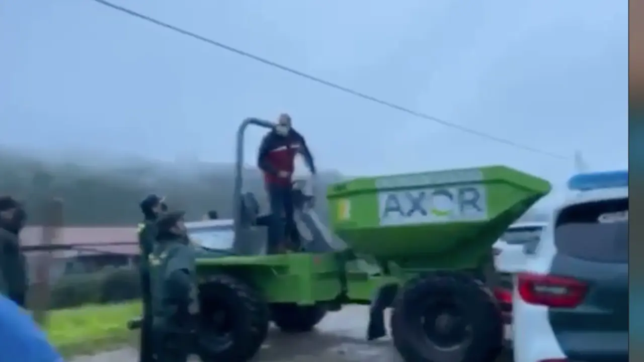 Un vecino dialoga con varios Guardias Civiles tras embestir un coche patrulla con un volquete. / captura de pantalla