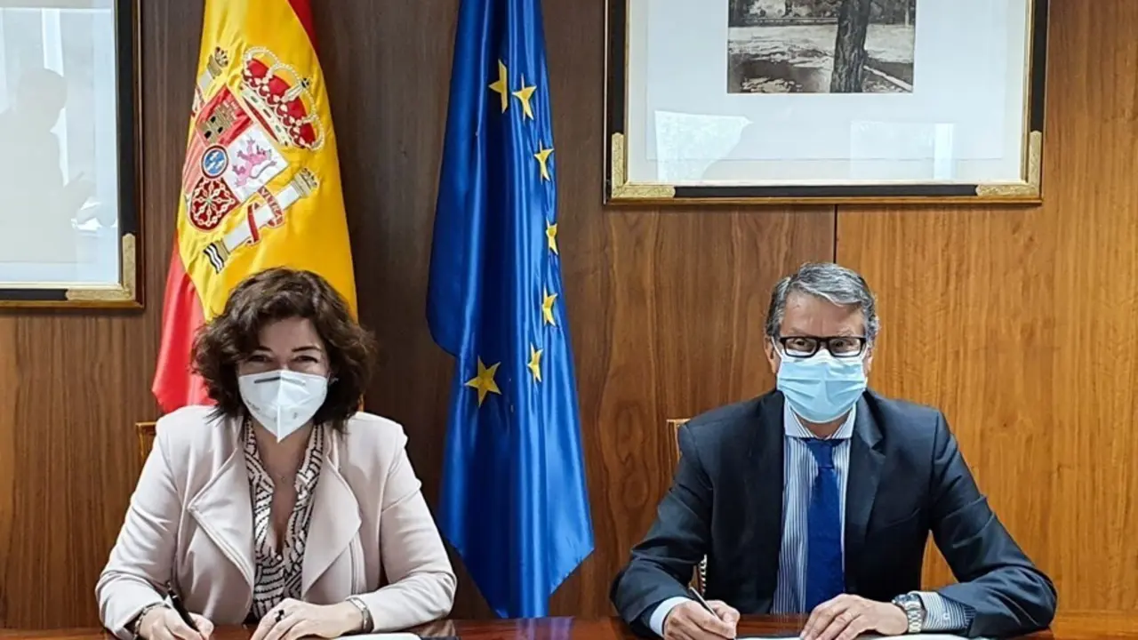 Firma del acuerdo de un sistema de alertas p&uacute;blicas por parte de la subsecretaria de Interior, Isabel Goicoechea, y el secretario de Estado de Telecomunicaciones e Infraestructuras Digitales, Roberto S&aacute;nchez