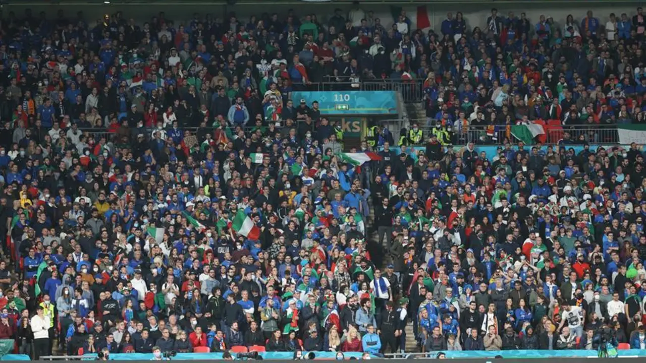 Aficionados italianos durante el partido de semifinales de la Eurocopa 2020 entre Espa&ntilde;a e Italia que disputan este martes en el estadio de Wembley, en Londres. EFE/Kiko Huesca
