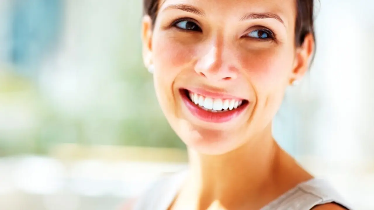 Archivo - Una mujer sonriendo