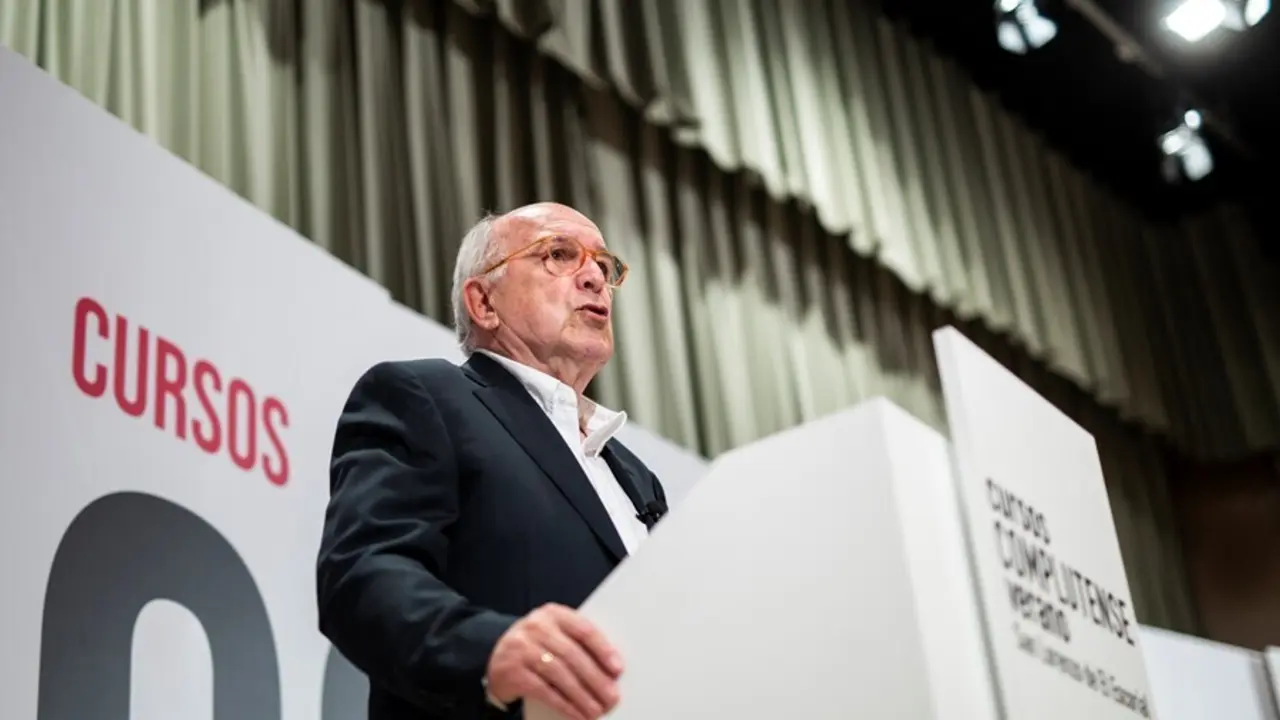El ex vicepresidente de la Comisi&oacute;n Europea Joaqu&iacute;n Almunia imparte la conferencia &lsquo;Europa. Presente y futuro&rsquo; en el curso &lsquo;Tendencias geopol&iacute;ticas, &iquest;Hacia d&oacute;nde va Europa?&rsquo;, en los Cursos de Verano de la Universidad Complutense de Madrid. 