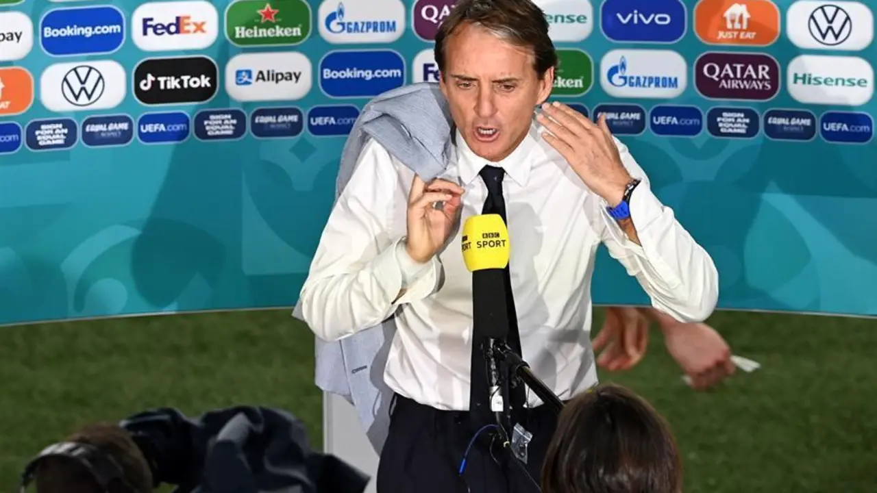 El seleccionador de Italia, Roberto Mancini (d), y Kenan Karaman (i), de Turqu&iacute;a, reaccionan durante el partido de f&uacute;tbol de la ronda preliminar del grupo A de la Eurocopa 2020 entre Turqu&iacute;a e Italia en el Estadio Ol&iacute;mpico de Roma, Italia, el 11 de junio de 2021. (Italia, Turqu&iacute;a, Roma) EFE/EPA/Ettore Ferrari / POOL