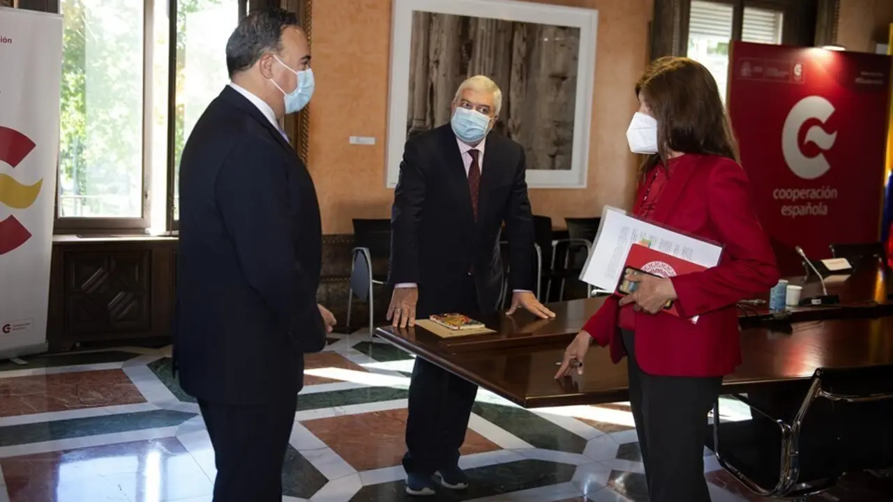 El embajador de Colombia, Luis Guillermo Plata P&aacute;ez, durante su encuentro con la secretaria de Estado de Cooperaci&oacute;n Internacional, &Aacute;ngeles Moreno Bau, y con el director de la AECID, Magdy Mart&iacute;nez Solim&aacute;n