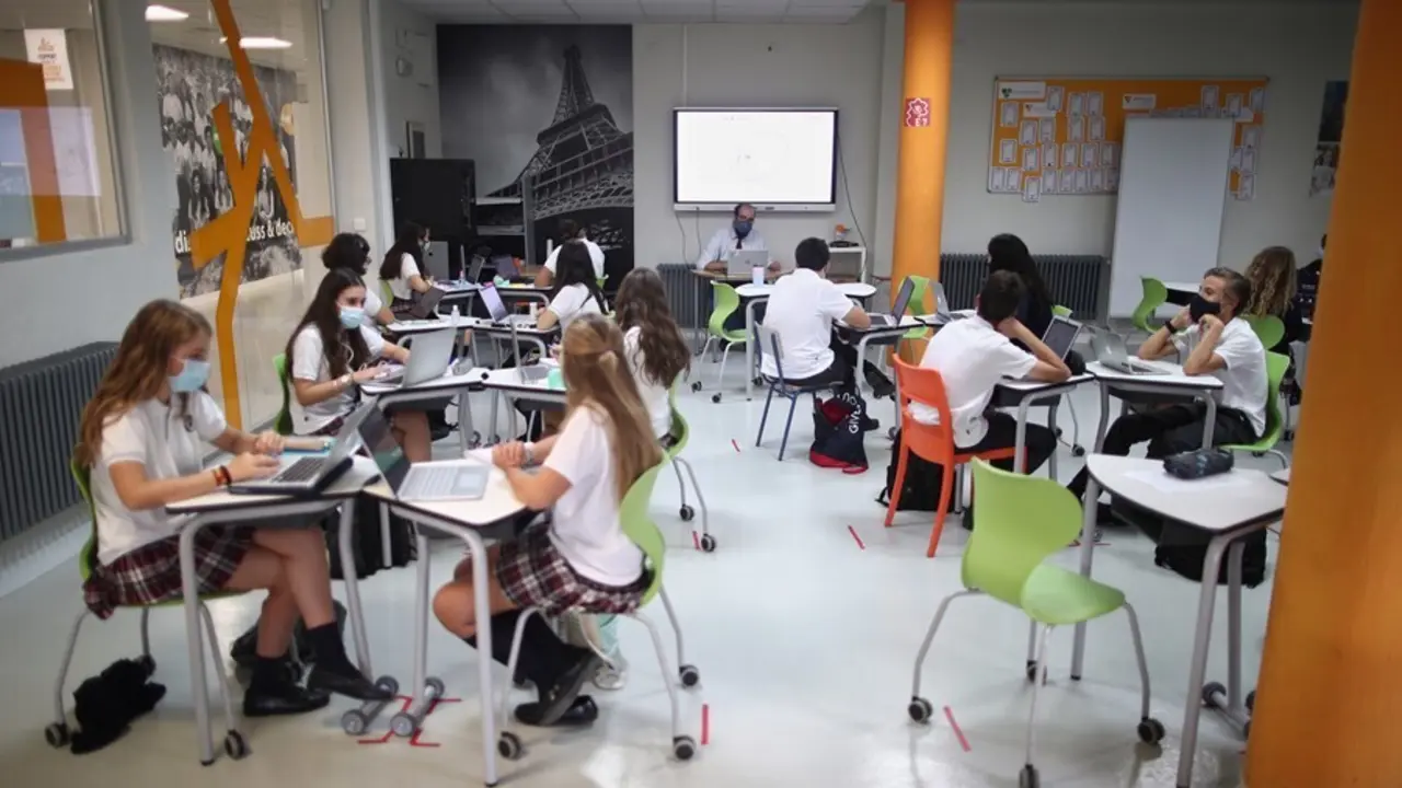 Archivo - U profesor de Matem&aacute;ticas de 4&ordm; de la ESO durante una clase impartida en el colegio SEK Ciudalcampo, en San Sebasti&aacute;n de los Reyes, Madrid.