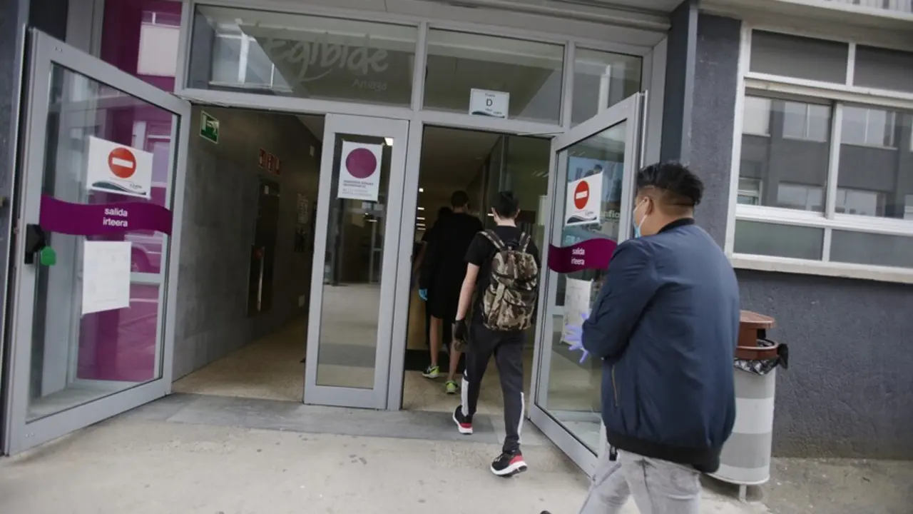 Archivo - Alumnos de un centro en Vitoria entran en las aulas tras la reapertura de las clases presenciales en el centro, en el que se imparte ESO, Bachillerato y FP
