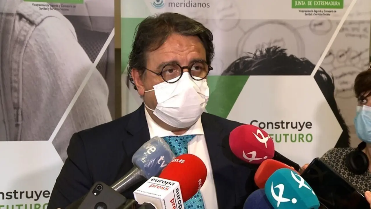 El consejero de Sanidad, Jos&eacute; Mar&iacute;a Vergeles, atiende a los medios en M&eacute;rida