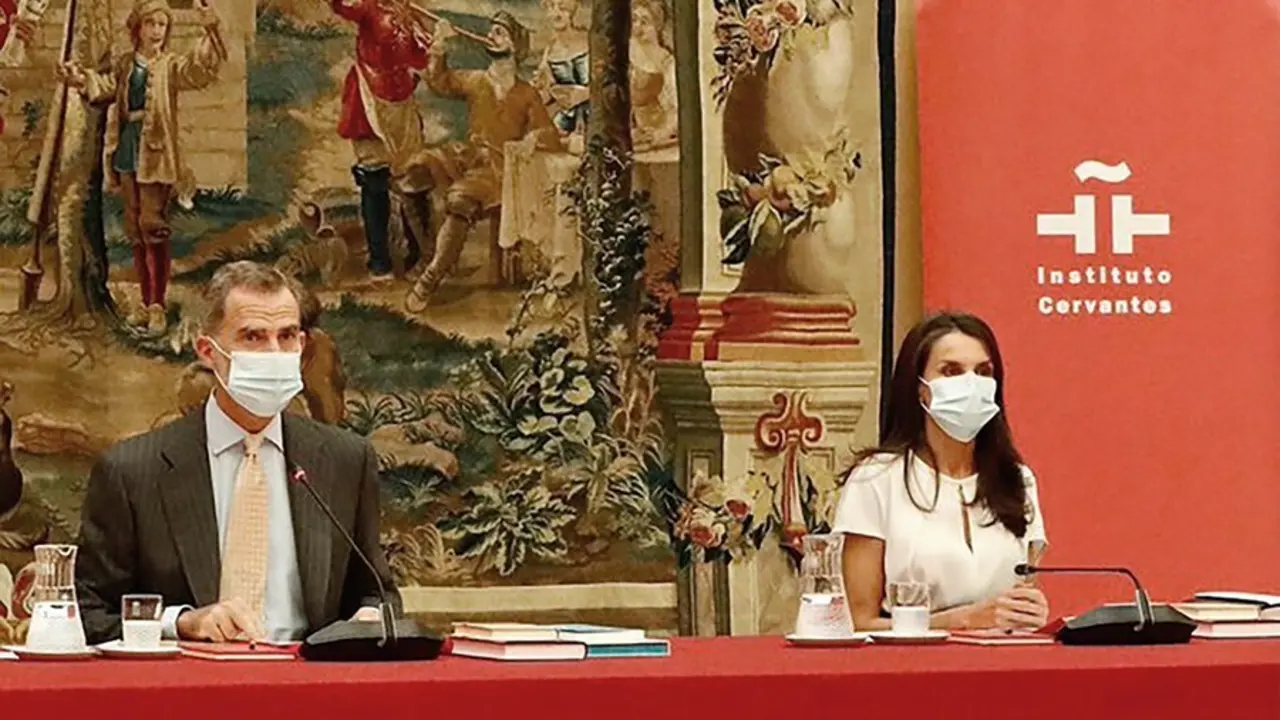 Archivo - Los Reyes Felipe VI y Letizia durante la reuni&oacute;n anual del Patronato del Instituto Cervantes el pasado mes de octubre