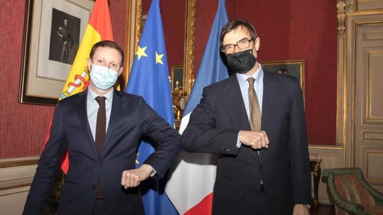 Archivo - El secretario de Estado para la UE, Juan Gonz&aacute;lez-Barba, y su hom&oacute;logo franc&eacute;s, Cl&eacute;ment Beaune